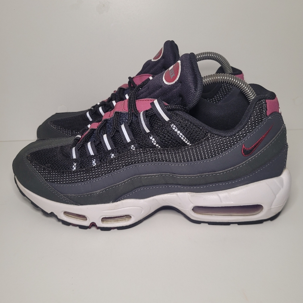 NIKE AIR MAX 95 ESSENTIAL ANTHRACITE/ BLACK-TEAM RED SIZE 9.5 DQ3982001